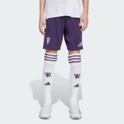 Spodenki wyjazdowe Manchester United 25/26. Fioletowe spodenki sportowe damskie Adidas, bez wzorów, do piłki nożnej. Za 179.00 zł.