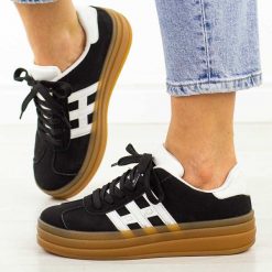 Czarne sneakersy damskie Jezzi News 9089. Czarne obuwie sportowe damskie Jezzi, na jesień, z dresówki, bez zapięcia, trekkingowe. Za 119.00 zł.