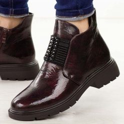 Bordowe lakierowane botki damskie M.Daszyński 2501-10. Czerwone botki damskie M.Daszyński, na jesień, z jeansu, biznesowe, z okrągłym noskiem, bez obcasa, bez zapięcia. Za 199.00 zł.