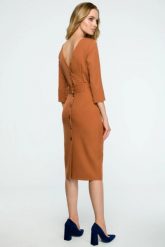 Elegancka sukienka ołówkowa midi z dekoltem V na plecach brązowa. Brązowe sukienki damskie Sukienki.shop, bez wzorów, biznesowe, bez ramiączek. Za 249.00 zł.