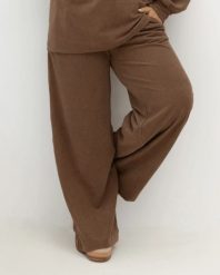 Oversizowe prążkowane spodnie Good Day Ahead na gumce z kieszeniami w kolorze kakao/ciepły brąz Plus Size Oversize. Białe spodnie dresowe damskie Moda Size Plus Iwanek, bez wzorów, z dresówki, długie. Za 199.90 zł.