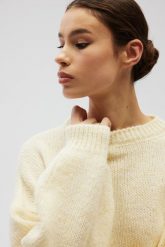 Sweter oversize z bufiastymi rękawami w kolorze BUTTER YELLOW - RIVERO. Żółte swetry klasyczne damskie Marsala, na lato, z wełny, bez kołnierzyka. Za 249.90 zł.