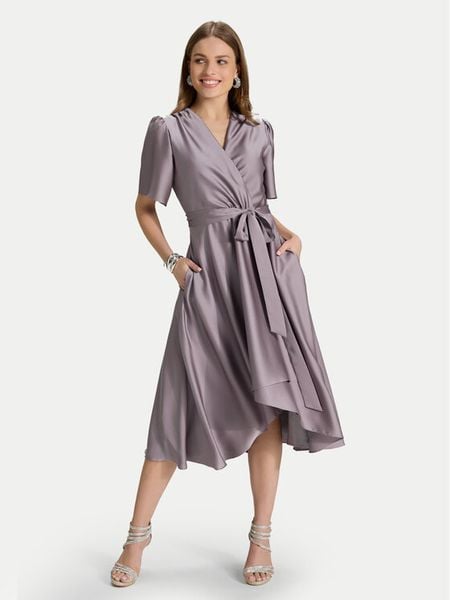 Swing Sukienka koktajlowa 5AJ04000 Fioletowy Regular Fit. Fioletowe sukienki damskie Swing, bez wzorów, z syntetyku, wizytowe, bez ramiączek. Za 419.99 zł.