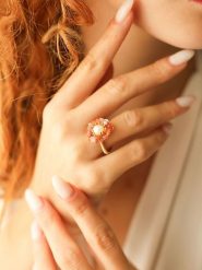 Pierres delicates Pozłacany pierścionek z perłą i agatami rozmiar: onesize. Czerwone pierścionki damskie Pierres delicates, z agatem, pozłacane. Za 30.99 zł.