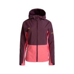 Kurtka damska typu soft shell LANETTE W, wodoodporna, wiatroszczelna i termiczna. Czerwone kurtki damskie Izas, bez wzorów, z softshellu, bez kaptura. Za 443.43 zł.