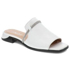 Białe Klapki Venezia Eleganckie Skórzane Buty. Białe klapki damskie Venezia, bez wzorów, ze skóry, bez obcasa, bez zapięcia. Za 249.00 zł.