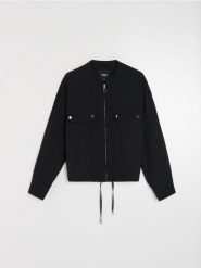 Lekka wiskozowa kurtka bomber z twillowym wykończeniem - czarny. Czarne kurtki damskie Sinsay, l, bez wzorów, z wiskozy, bez kaptura. Za 79.99 zł.