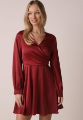 Czerwona Satynowa Sukienka VICES z Bawełny o Kopertowym Kroju Glanita. Czerwone sukienki damskie Born2be, bez wzorów, z bawełny, klasyczne, bez ramiączek. Za 139.99 zł.