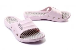 AXIM 7KL2238 pink, klapki basenowe damskie. Czerwone klapki damskie Axim, bez wzorów, bez obcasa, bez zapięcia. Za 34.99 zł.
