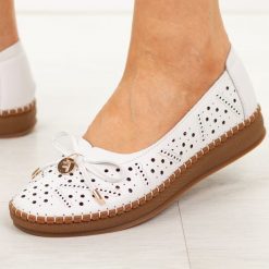 Białe ażurowe skórzane półbuty damskie Filippo Dp7664/26. Białe półbuty damskie Filippo, na lato, w ażurowe wzory, z jeansu, bez obcasa, bez zapięcia. W wyprzedaży za 192.72 zł.