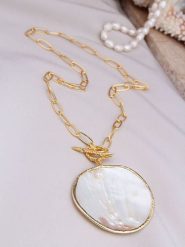 L'Atelier de Gaia Pozłacany naszyjnik z zawieszką - dł. 47 cm rozmiar: onesize. Białe naszyjniki damskie L'Atelier de Gaia, z perłą, pozłacane. Za 96.60 zł.