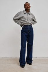 Spodnie jeansowe z szerokimi nogawkami w kolorze NAVY BLUE- MANHATTAN-L. Niebieskie spodnie materiałowe damskie Marsala, z aplikacjami, z denimu. Za 459.90 zł.