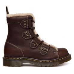 Trzewiki Dr. Martens. Brązowe botki damskie Dr Martens, bez obcasa, na płaskiej podeszwie, bez zapięcia. Za 989.99 zł.