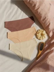 Prążkowane majtki figi 3 pack - wielobarwny. Figi Sinsay, bez wzorów, prążkowane. Za 25.99 zł.