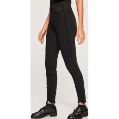 Jeansy regular fit - Czarny. Czarne jeansy damskie Reserved. Za 119.99 zł.