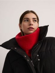 Komin z wysokim golfem - czerwony. Czerwone kominy damskie Reserved, bez wzorów, z dzianiny. W wyprzedaży za 39.99 zł.