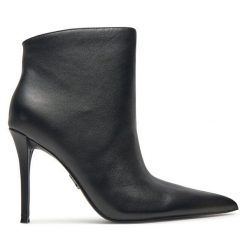 Botki Steve Madden. Czarne botki damskie Steve Madden, bez obcasa, na szpilce, bez zapięcia. Za 699.99 zł.