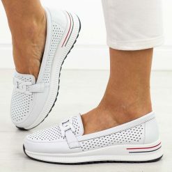 Białe skórzane półbuty damskie Filippo Dp4400/26. Białe półbuty damskie Filippo, na jesień, w ażurowe wzory, z jeansu, z okrągłym noskiem, bez obcasa, na płaskiej podeszwie, bez zapięcia. Za 219.00 zł.