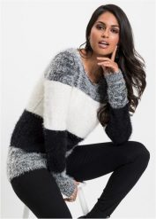 Sweter z przędzy z długim włosem w paski. Czarne swetry klasyczne damskie bonprix, z dzianiny, bez kołnierzyka. Za 112.99 zł.