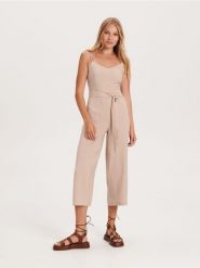 Kombinezon z modalu - beżowy. Brązowe kombinezony damskie Reserved, l, bez wzorów, z tkaniny, klasyczne, bez kołnierzyka, bez ramiączek. W wyprzedaży za 69.99 zł.