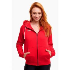 Bluza sportowa damska Nike Wmns Park 20. Czerwone bluzy damskie Nike, bez wzorów, z kapturem. W wyprzedaży za 210.00 zł.