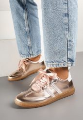 Szampańskie Lakierowane Sneakersy w Stylu Tenisówek z Koronkowymi Paskami Deoriva. Żółte obuwie sportowe damskie Renee, z koronki, bez zapięcia, tenisowe. Za 59.99 zł.