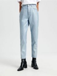 Jeansy mom fit - niebieski. Niebieskie jeansy damskie Sinsay, z podwyższonym stanem. Za 89.99 zł.