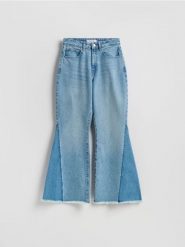 Jeansy flare z łączonych materiałów - niebieski. Niebieskie jeansy damskie Reserved. Za 139.99 zł.