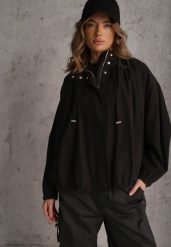 Czarna Oversizowa Kurtka Przejściowa o Kroju Bombki z Bawełny i Wiskozy Birana. Czarne kurtki damskie Renee, l, bez wzorów, z bawełny, z kapturem. Za 169.99 zł.