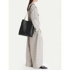 Torebka GINO ROSSI. Czarne torebki klasyczne damskie Gino Rossi, bez dodatków. Za 349.99 zł.