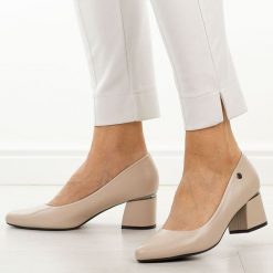 Beżowe czółenka damskie na obcasie Vinceza 62292. Brązowe czółenka damskie VINCEZA, bez wzorów, ze skóry, bez obcasa, na obcasie. Za 179.00 zł.