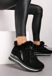 Czarne Płaskie Sneakersy Ozdobione Futerkiem i Napisem Tarvina. Czarne obuwie sportowe damskie Born2be, z bawełny, bez zapięcia. Za 99.99 zł.