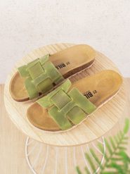 Billowy Skórzane klapki w kolorze zielonym rozmiar: 40. Zielone klapki damskie Billowy, bez wzorów, z otwartym noskiem, bez obcasa, bez zapięcia. Za 130.99 zł.