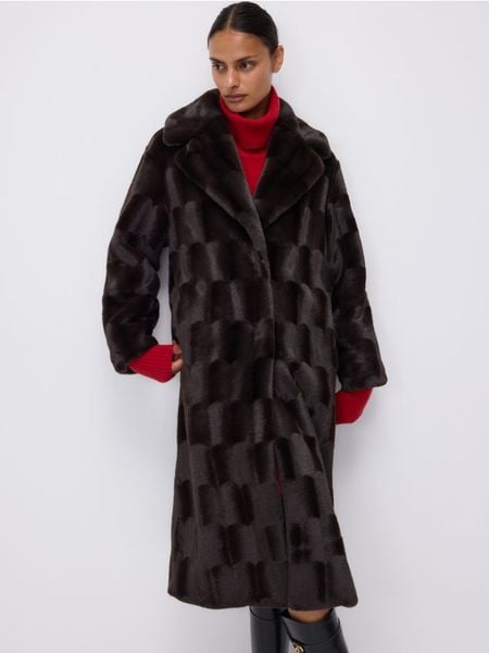 Płaszcz z imitacji futra - ciemnobrązowy. Brązowe płaszcze damskie Reserved, l, bez wzorów, bez kaptura. Za 499.99 zł.