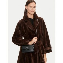 Torebka Calvin Klein. Czarne listonoszki damskie Calvin Klein, bez wzorów, bez dodatków. Za 529.99 zł.