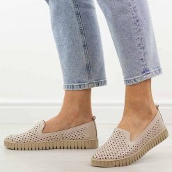 Beżowe ażurowe skórzane Polskie półbuty damskie Deoni D056. Brązowe półbuty damskie Deoni, na jesień, w ażurowe wzory, z jeansu, z okrągłym noskiem, bez obcasa, na płaskiej podeszwie, bez zapięcia. Za 429.00 zł.