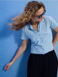 Bawełniana koszula z krótkim rękawem - błękitny. Niebieskie koszule damskie Sinsay, l, bez wzorów, z bawełny, bez kołnierzyka, bez ramiączek. Za 25.99 zł.