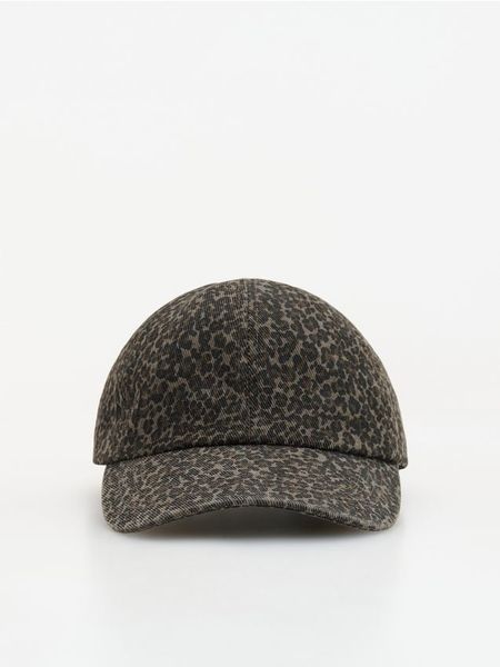 Czapka w panterkę - brązowy. Brązowe czapki damskie Reserved, bez wzorów. Za 59.99 zł.