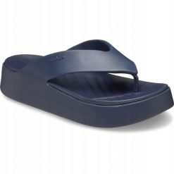 Japonki Dla Dorosłych Crocs Getaway Platform Flip. Niebieskie klapki damskie Crocs, bez wzorów, z materiału, bez obcasa, bez zapięcia. Za 199.99 zł.