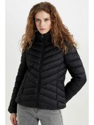 DeFacto Kurtka pikowana w kolorze czarnym rozmiar: M. Czarne kurtki damskie DeFacto, m, bez wzorów, bez kaptura. Za 152.99 zł.