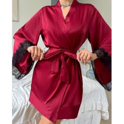 Szlafrok z szerokimi rękawami z miękkiego materiału na relaks w domu Nicolina. Białe szlafroki damskie Intica, bez wzorów, bez kaptura. Za 129.00 zł.