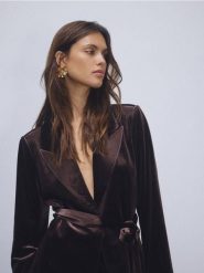 Welurowa marynarka - brązowy. Brązowe marynarki i żakiety damskie Reserved, l, bez wzorów, z weluru. Za 199.99 zł.