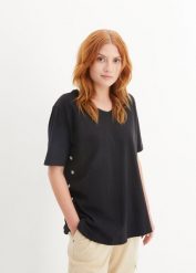Szeroki t-shirt z bawełny organicznej. Czarne t-shirty damskie bonprix, bez wzorów, z bawełny, bez kołnierzyka. Za 57.99 zł.
