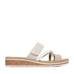 Klapki Rieker. Brązowe klapki damskie Rieker, bez wzorów, bez obcasa, bez zapięcia. Za 289.99 zł.