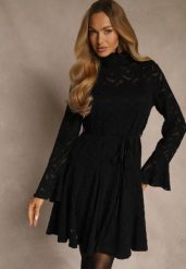 Czarna Sukienka ze Stójką z Koronki Zdobiona Wiązaniem w Talii i Falbanami Elarassa. Czarne sukienki damskie Renee, z aplikacjami, z koronki, bez ramiączek. Za 139.99 zł.