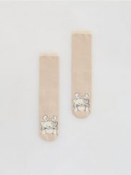 Skarpety ze świątecznym motywem - beżowy. Brązowe skarpetki damskie Reserved, bez wzorów. Za 29.99 zł.