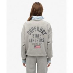 Koszulka dresowa damska z nadrukiem Superdry Athletic Essentials. Szare koszulki damskie Superdry, bez wzorów, z dresówki, bez kołnierzyka, bez ramiączek. W wyprzedaży za 216.00 zł.