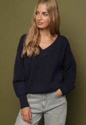 Granatowy Sweter z Kaszmirem z Dekoltem w Serek Plenae. Niebieskie swetry klasyczne damskie Born2be, uniwersalny, z kaszmiru, bez kołnierzyka. Za 129.99 zł.