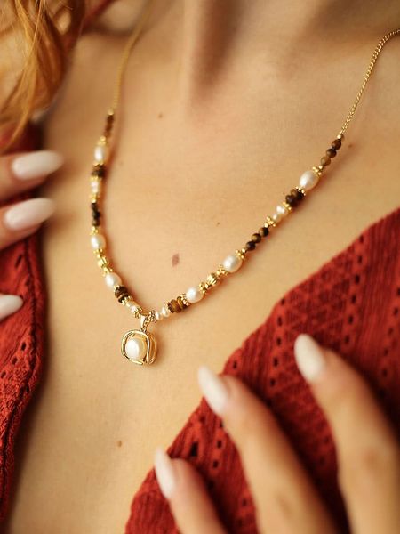 Pierres delicates Pozłacany naszyjnik z elementami ozdobnymi rozmiar: onesize. Białe naszyjniki damskie Pierres delicates, z agatem, pozłacane. Za 69.99 zł.