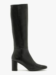 Czarne kozaki damskie z wąską cholewką. Czarne kozaki damskie Ryłko, ze skóry, bez obcasa, na obcasie, bez zapięcia. W wyprzedaży za 339.99 zł.